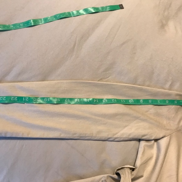 Untuckit brand, for her. jacket/trench style. Medium. Tan with button and belt - Picture 9 of 10